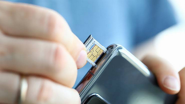 通过插入新 SIM 卡检查 Mint Mobile 是否已解锁