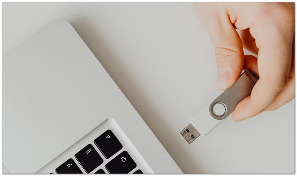 Sử dụng đĩa khôi phục cài đặt gốc của Windows